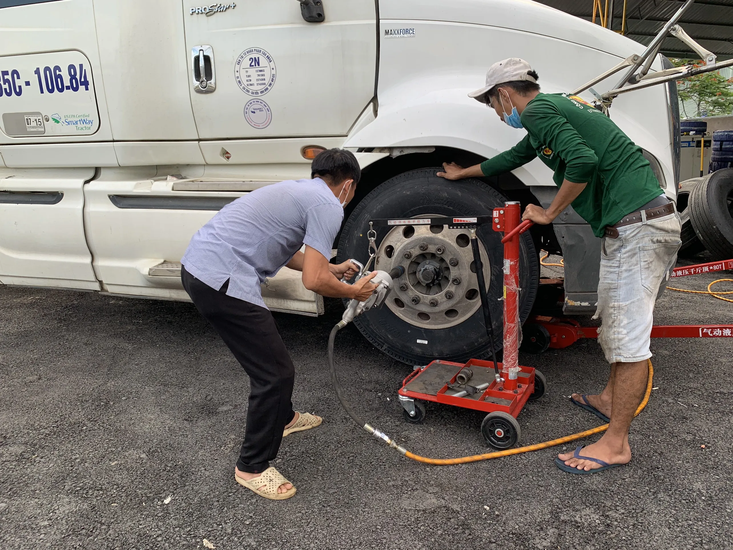 Kỹ thuật tháo ốc bánh xe tải với mô hình siết chéo để đảm bảo đồng đều lực