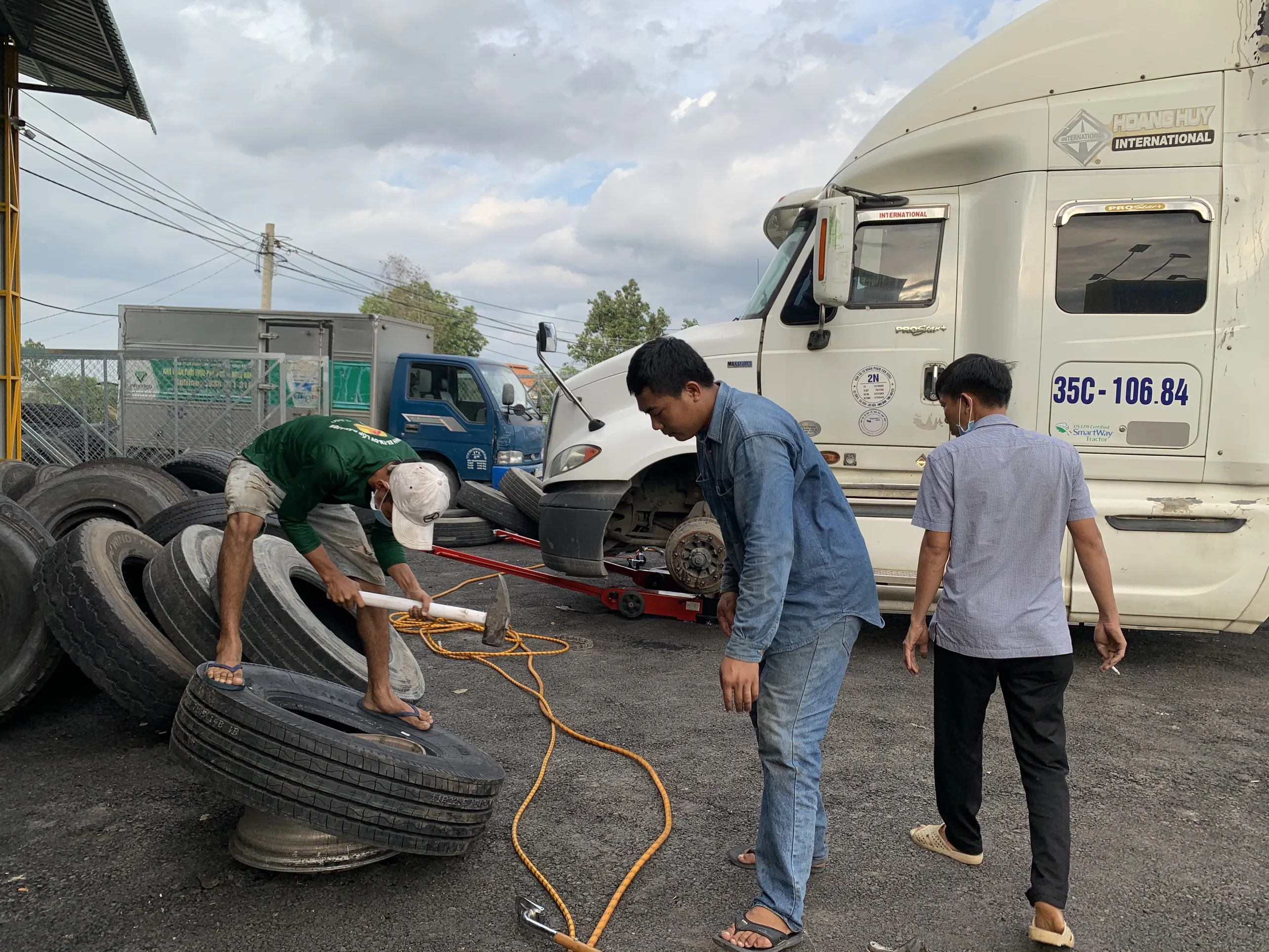 Kỹ thuật viên đang kiểm tra lốp xe tải hạng nặng trước khi tháo lắp