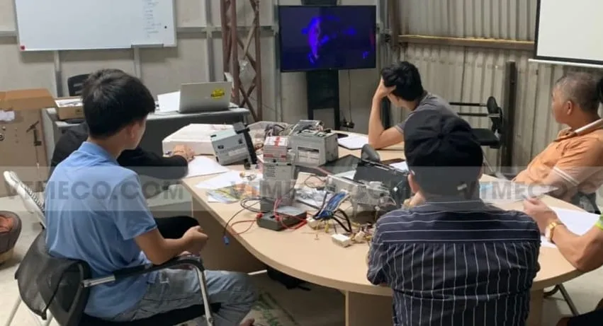 Không gian xưởng độ xe chuyên nghiệp hàng đầu tại Hà Nội, nơi học viên thực hành lắp đặt và nâng cấp xe