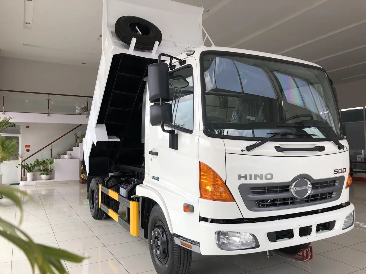 Xe ben Hino với màu sơn tiêu chuẩn, sẵn sàng giao ngay tại showroom