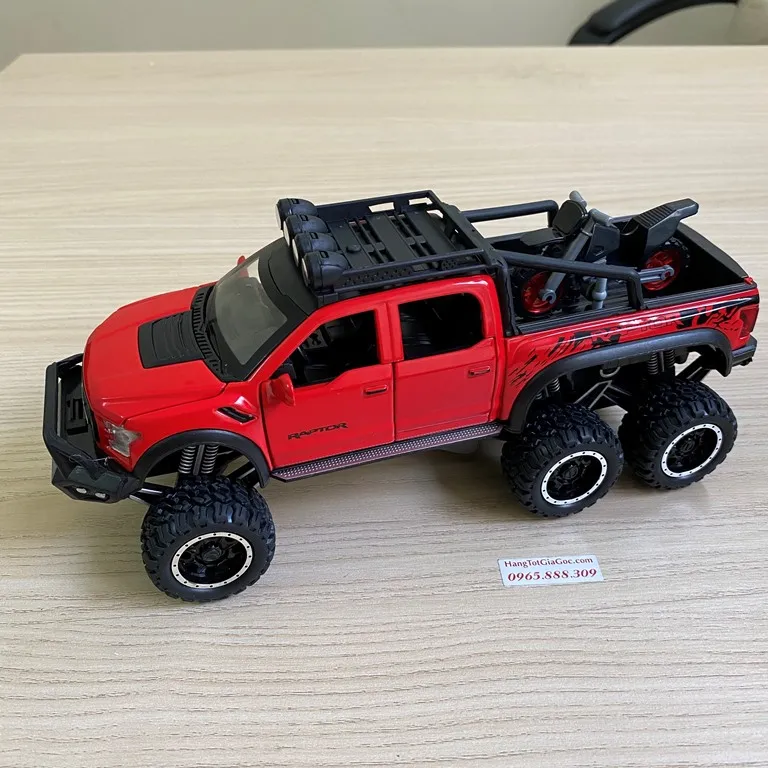 Mô hình Ford 6 bánh nhìn từ góc bên cạnh, thể hiện rõ hệ thống 6 bánh