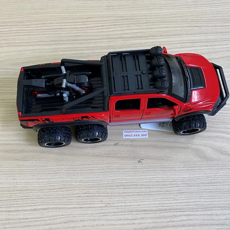 Hai chiếc mô hình siêu xe bán tải Ford 6 bánh, một chiếc màu trắng và một chiếc màu đen