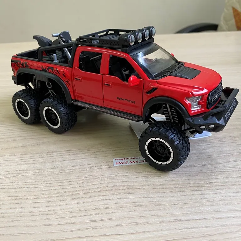 Góc nhìn từ trên xuống mô hình siêu xe bán tải Ford 6 bánh, thấy rõ nắp thùng xe