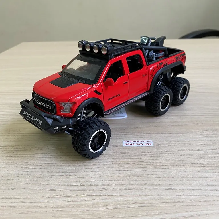 Mô hình Ford 6 bánh nhìn từ phía sau, thấy rõ thùng xe và trục bánh xe đôi