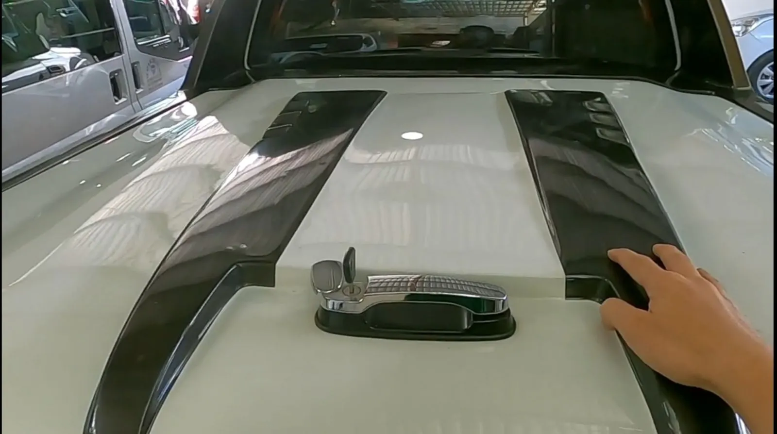 Thiết kế phía trên nắp thùng xe bán tải ford cũ dạng gồ lên nhìn mạnh mẽ và khí động học