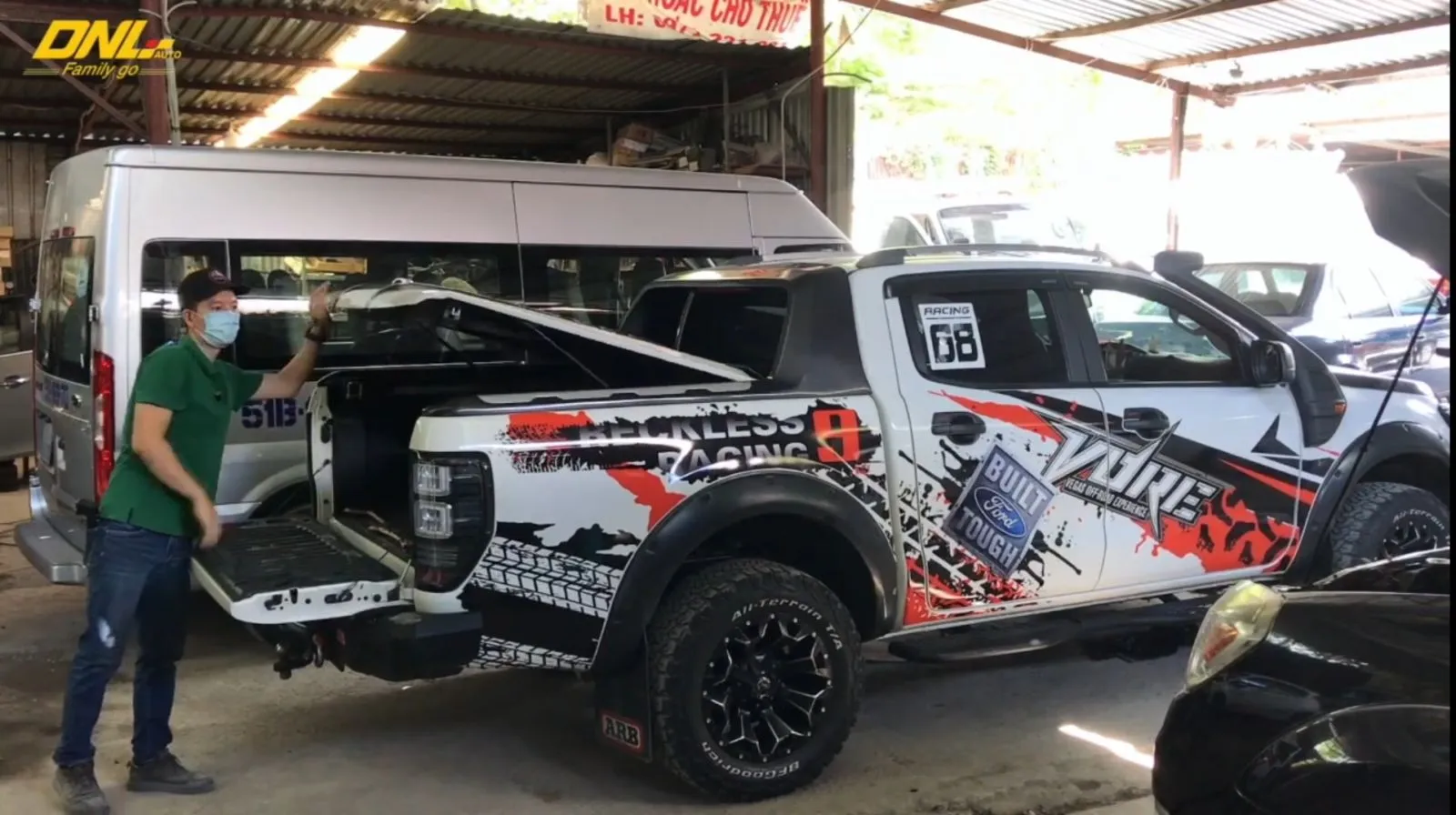 Ty thụt nắp thùng xe bán tải ford cũ hoạt động trơn tru cùng hệ thống khóa zin chắc chắn