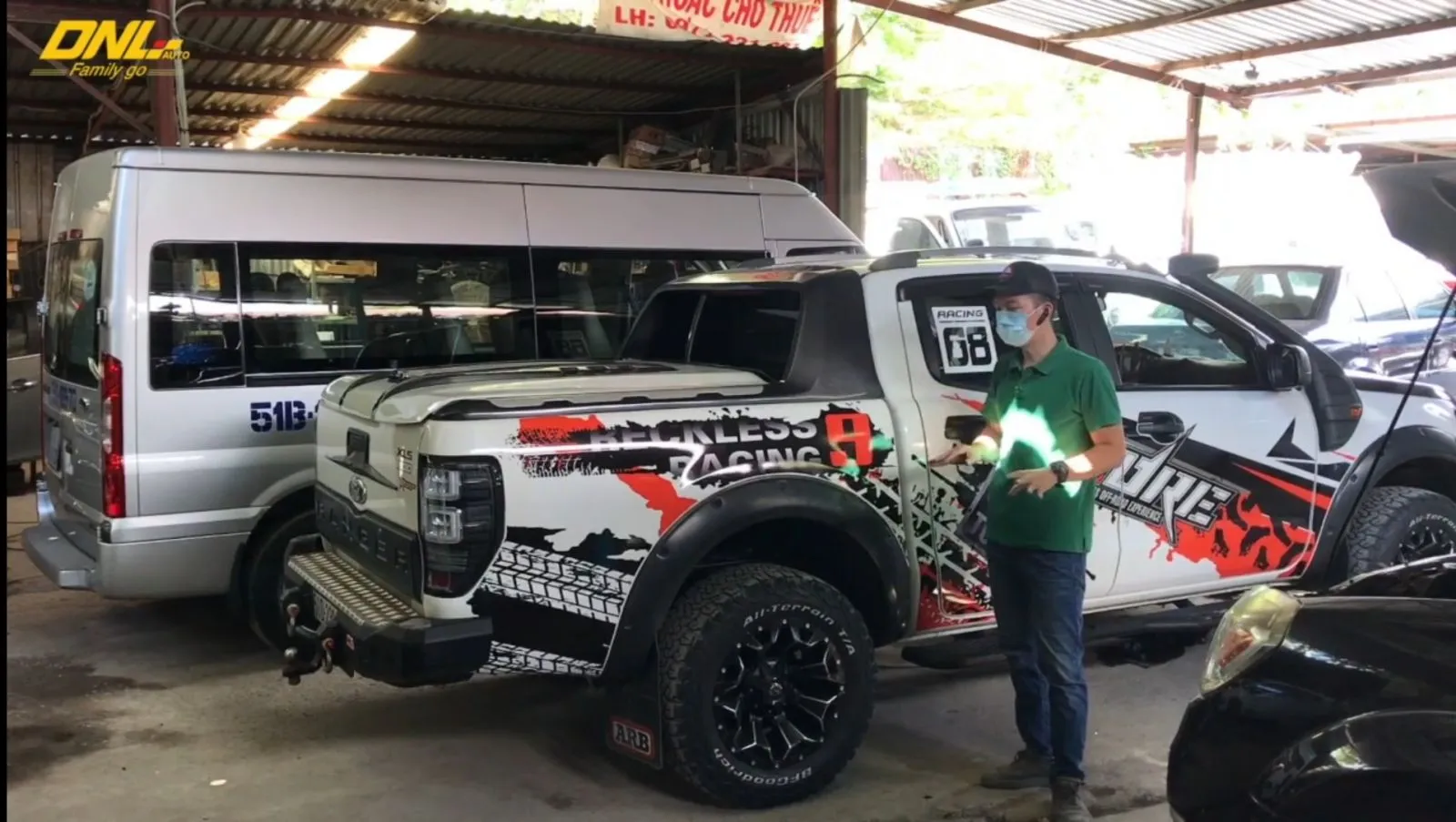 Nắp thùng thấp xe bán tải Ford Ranger cũ thanh lý màu trắng còn hoạt động tốt