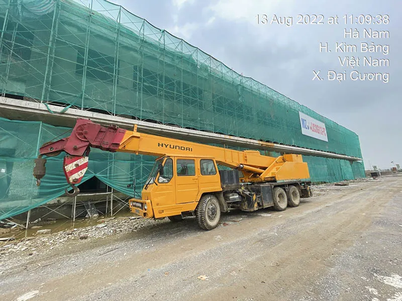 Xe cẩu tự hành hoạt động bền bỉ trong môi trường công nghiệp khắc nghiệt