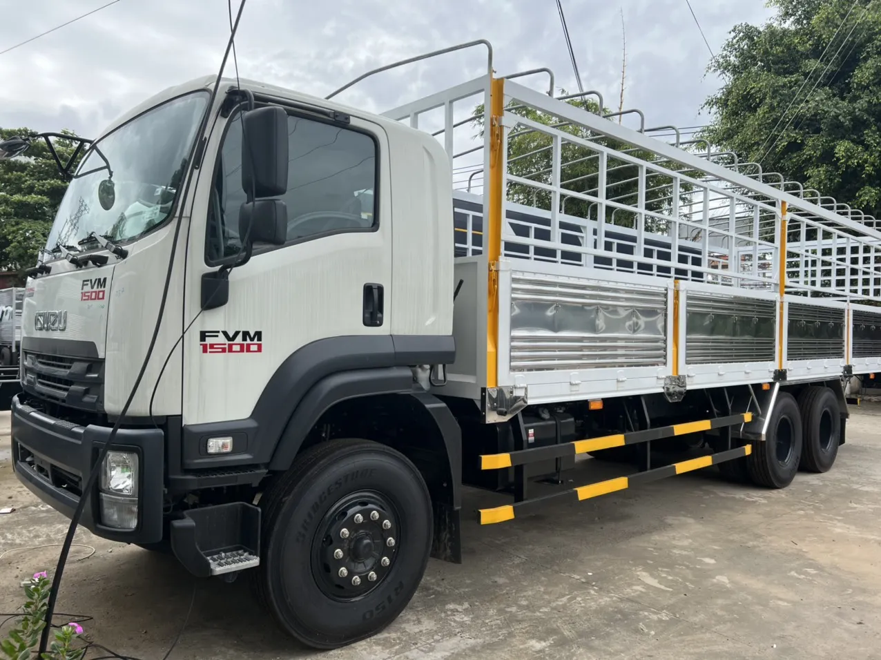 Cabin xe tải Isuzu FVM 1500 với 4 cặp gương chiếu hậu