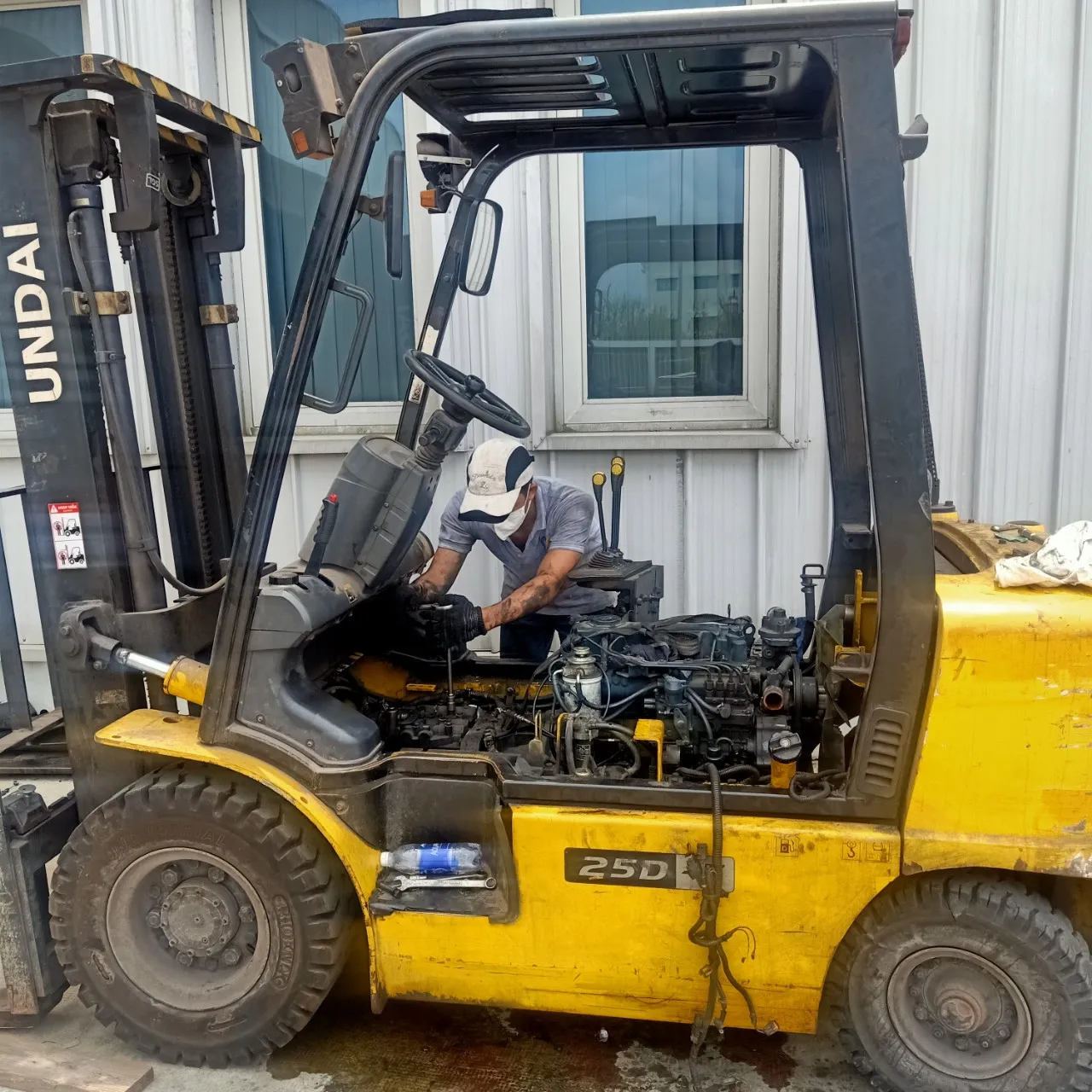 Nhân viên kỹ thuật đang tiến hành kiểm tra hư hỏng của xe nâng