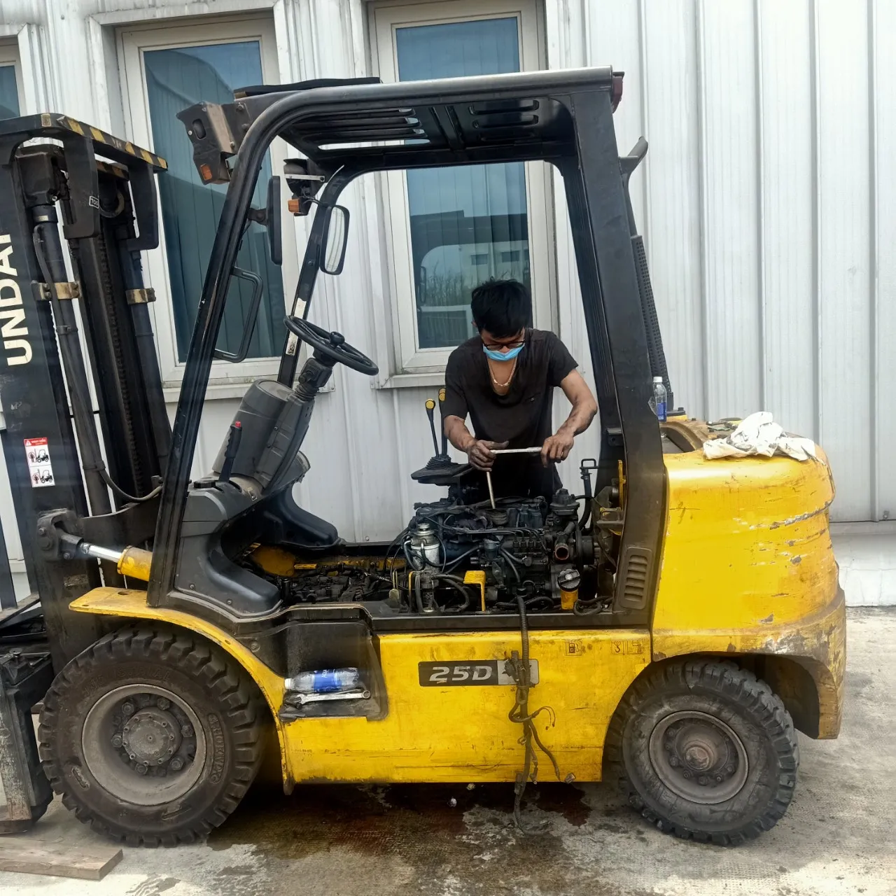 Nhân viên kỹ thuật đang tiến hành tháo động cơ