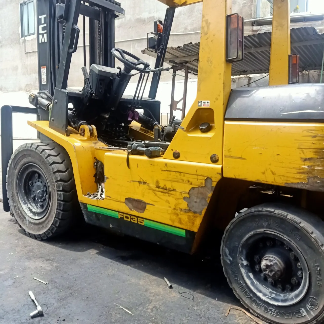 Xe nâng đang trong quá trình tháo gỡ hộp số