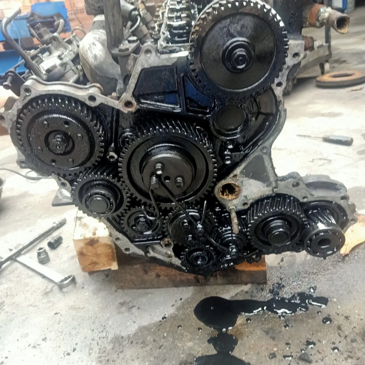 Tháo rã động cơ để đại tu