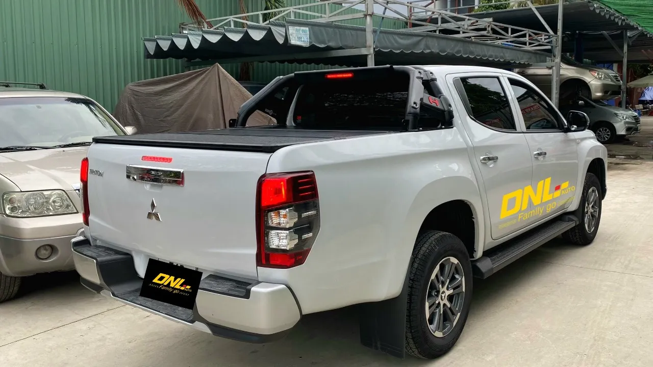 Nắp thùng xe bán tải Triton 3 tấm được gập một phần, thể hiện khả năng tùy biến khi chở hàng hóa