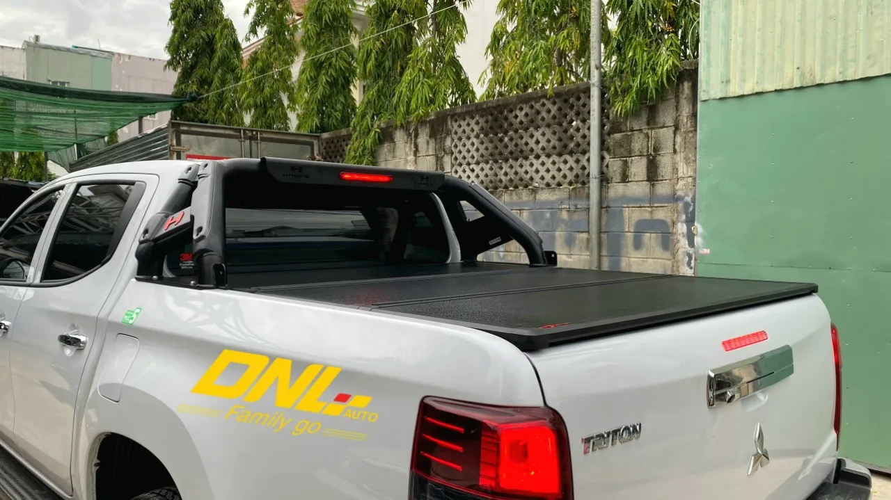 Nắp thùng xe bán tải Triton 3 tấm được đóng kín, chịu lực tốt, giúp bảo vệ hàng hóa bên trong