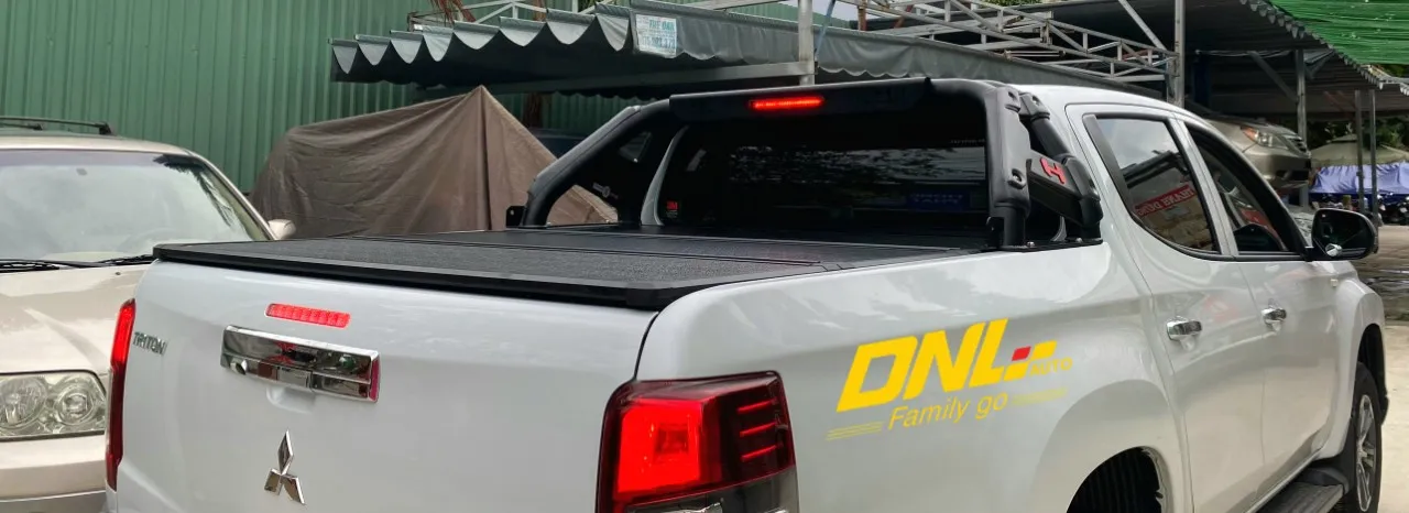 Nắp thùng xe bán tải Triton 3 tấm đóng kín, phía trên có thể chất được hàng hóa nhẹ mà không làm biến dạng bề mặt