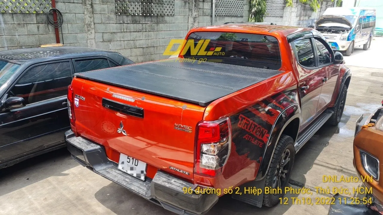 Hình ảnh nắp thùng 3 tấm Triton được đóng kín hoàn toàn, cho thấy bề mặt nhẵn và thẩm mỹ khi nhìn từ phía sau