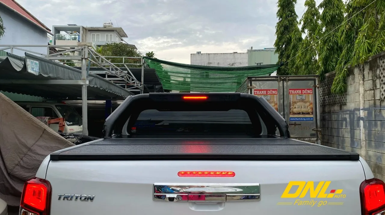 Nắp thùng xe bán tải Triton 3 tấm đang trong trạng thái gập đứng, cho phép chở hàng hóa cồng kềnh phía sau