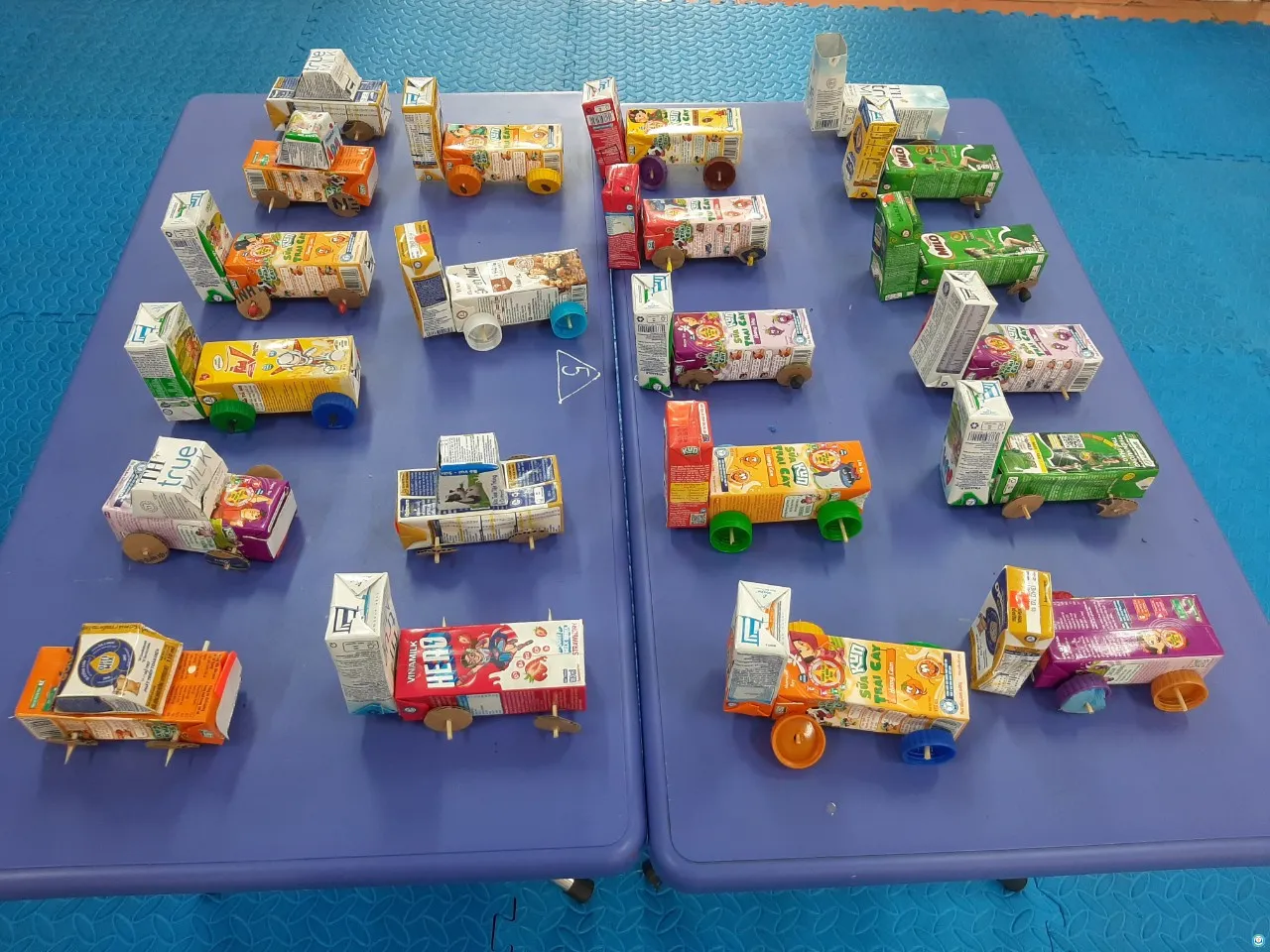 Tạo hình chiếc xe ô tô làm từ hộp sữa với các chi tiết trang trí rõ ràng