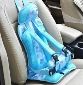 Ghế ngồi cho bé trên xe ô tô xanh, chi tiết dây đeo 5 điểm