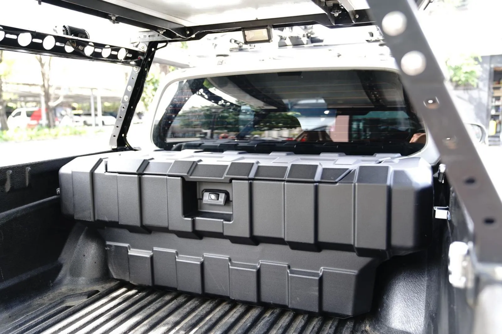 Hộp đựng đồ xe bán tải Aeroklas Ubox được mở ra, cho thấy dung tích lớn