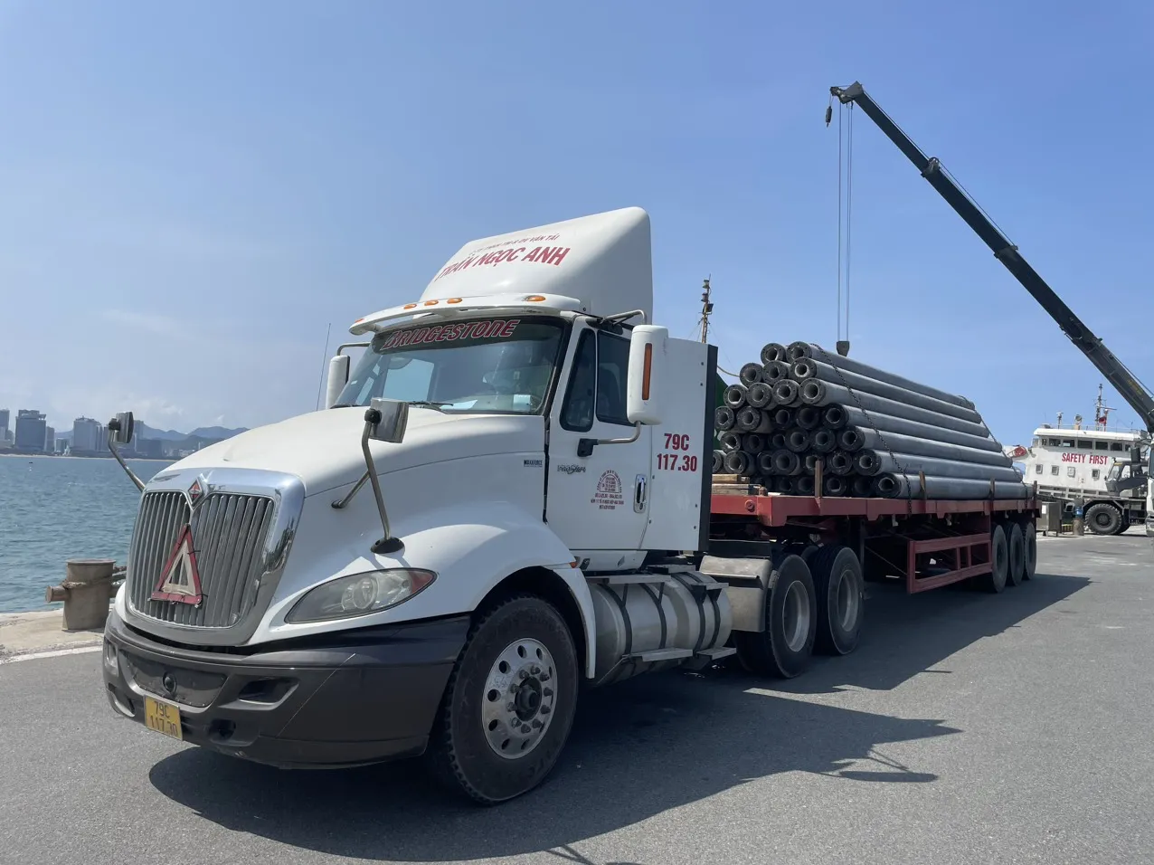 Tổ hợp xe đầu kéo và sơ mi rơ moóc container chuẩn bị nhận hàng tại cảng