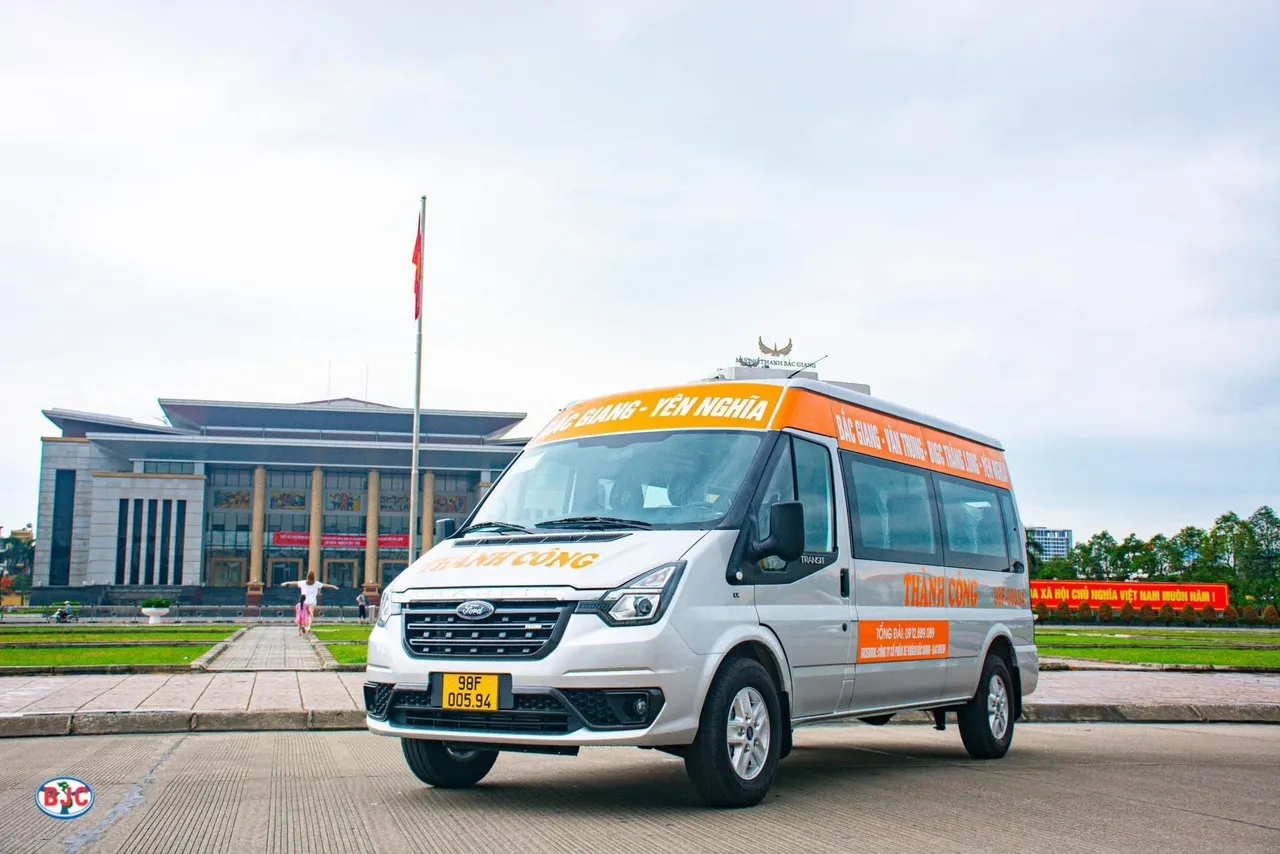 Xe khách Thành Công tuyến Bắc Giang Yên Nghĩa với xe Ford Transit đời mới