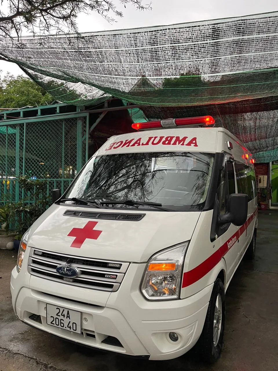 Mẫu xe cứu thương Ford Transit hoán cải chuyên dụng