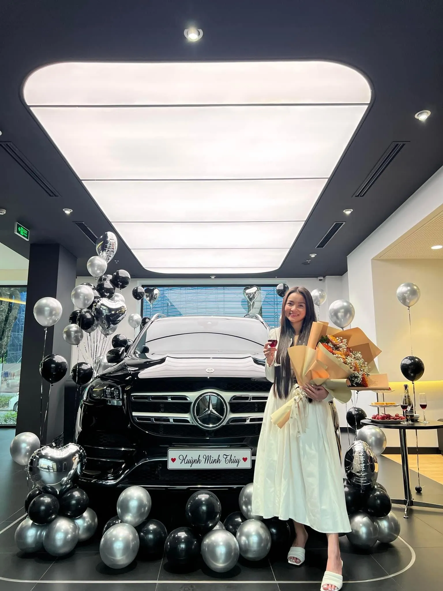 Khách hàng nhận xe Maybach S450 tại showroom Hà Nội