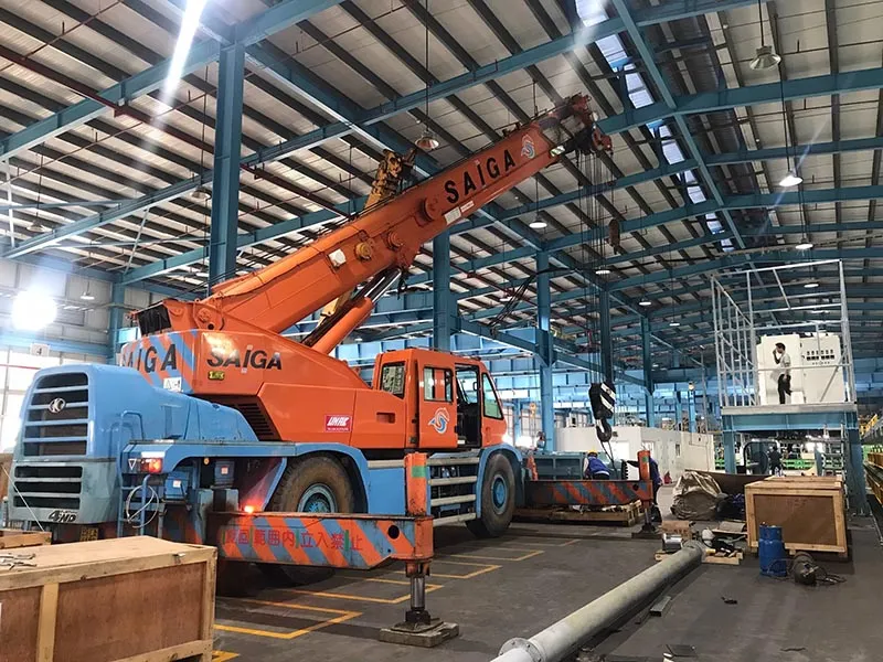 Xe nâng và xe cẩu phối hợp làm việc