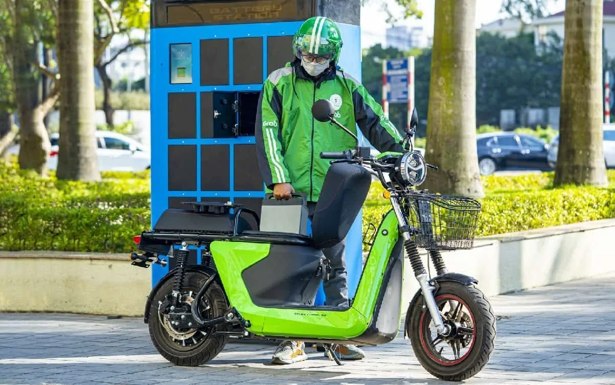 Driver swap batteries at sSelex Motors