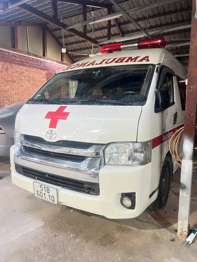 Xe cứu thương Toyota Hiace máy dầu nhập khẩu Nhật Bản