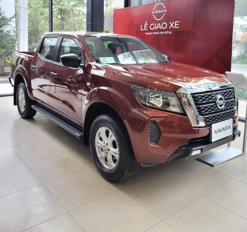 Đầu xe Nissan Navara EL với lưới tản nhiệt mạ crome và cụm đèn pha Halogen, biến thể của xe bán tải navara