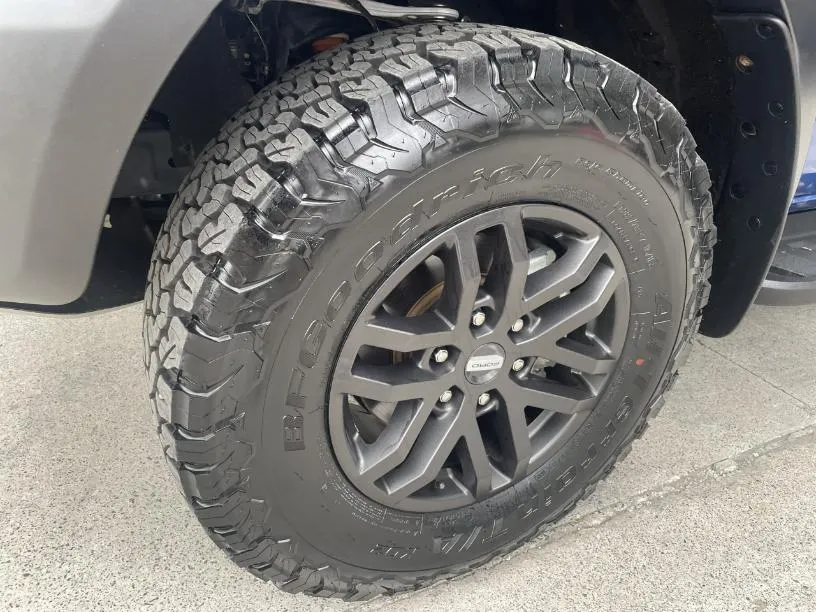 Khoang máy sạch sẽ của Ranger Raptor 4×4 AT 2019