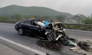 Hình ảnh một chiếc xe ô tô an toàn đang di chuyển trên đường sau khi đã xử lý kính mờ