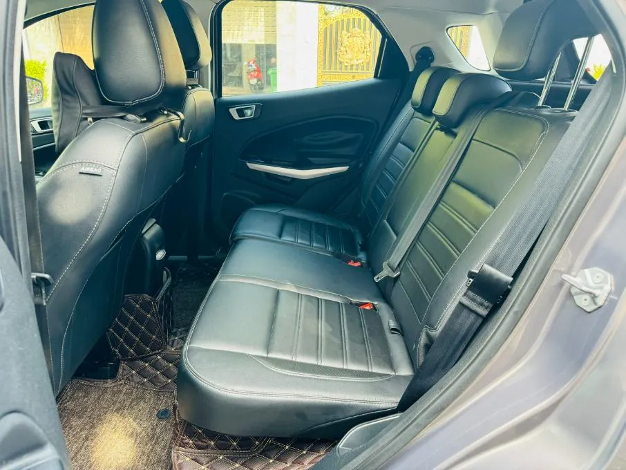 Góc nhìn từ phía sau xe EcoSport cũ