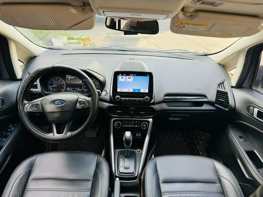 Nội thất ghế da và bảng điều khiển trung tâm