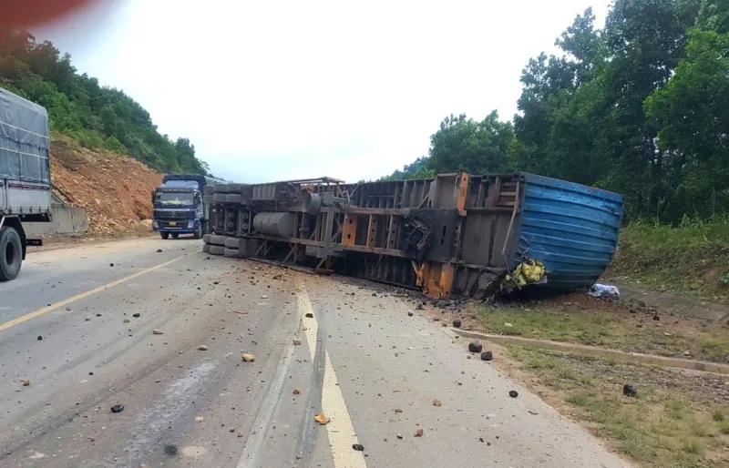 Hình ảnh xe tải ben bị biến dạng nghiêm trọng sau vụ va chạm tại cao tốc La Sơn-Túy Loan