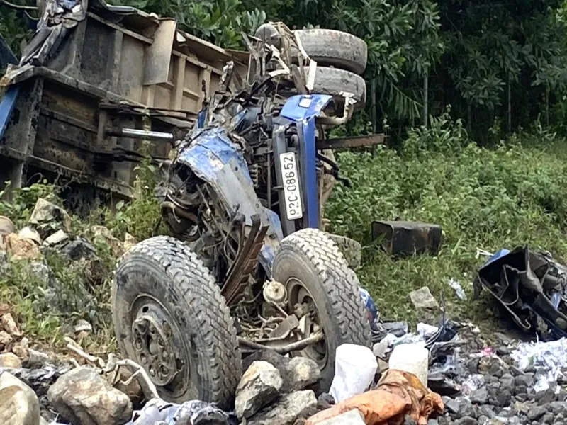 Hiện trường vụ va chạm giữa xe tải ben và xe đầu kéo tại Km42+800 trên cao tốc La Sơn – Túy Loan