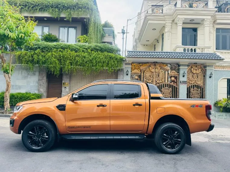 Nội thất xe với ghế da và màn hình giải trí lớn