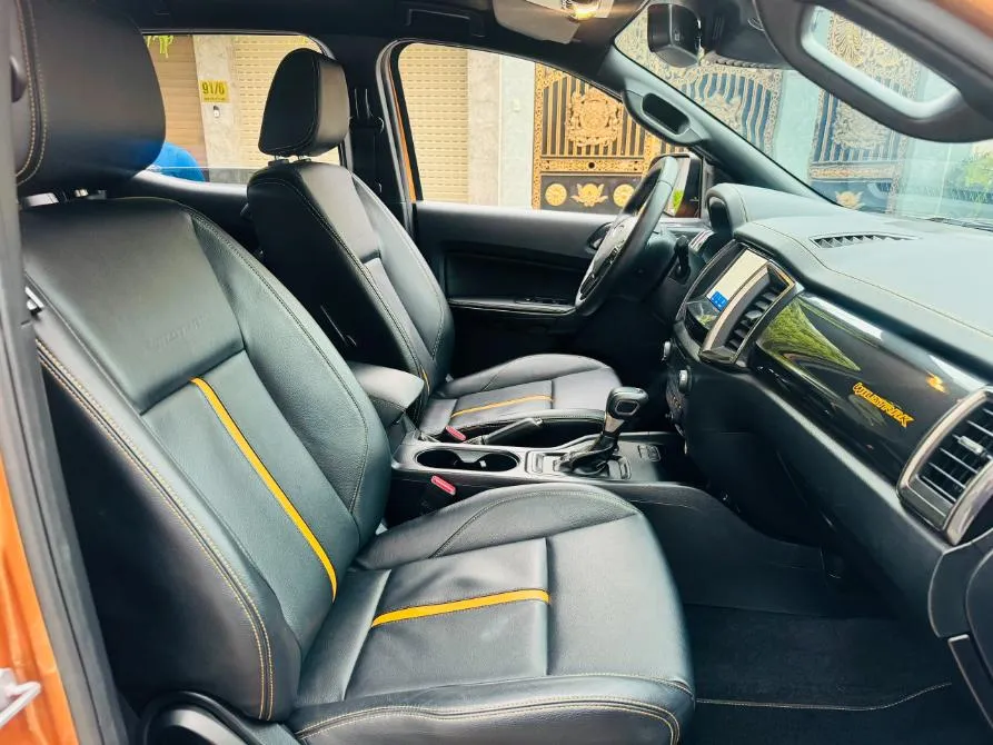 Cận cảnh nắp thùng điện phía sau xe