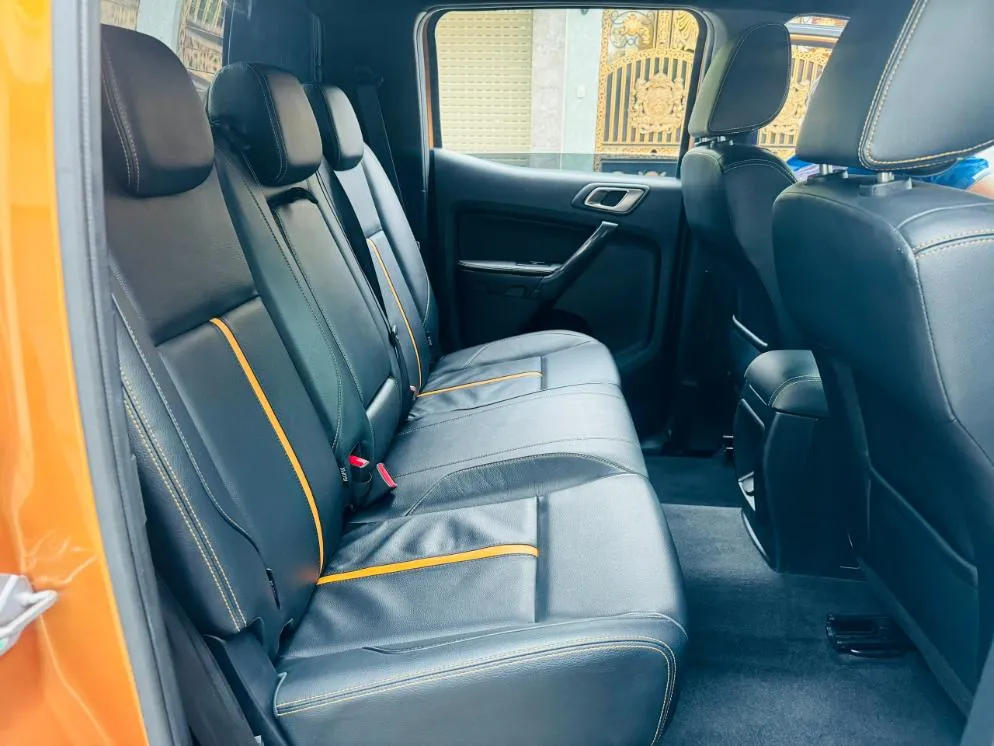 Mặt đồng hồ táp-lô hiển thị số km