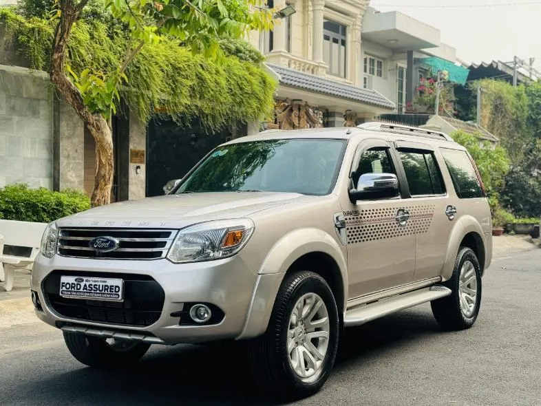 Góc nhìn phía trước xe Ford Everest 2.5L AT 2015
