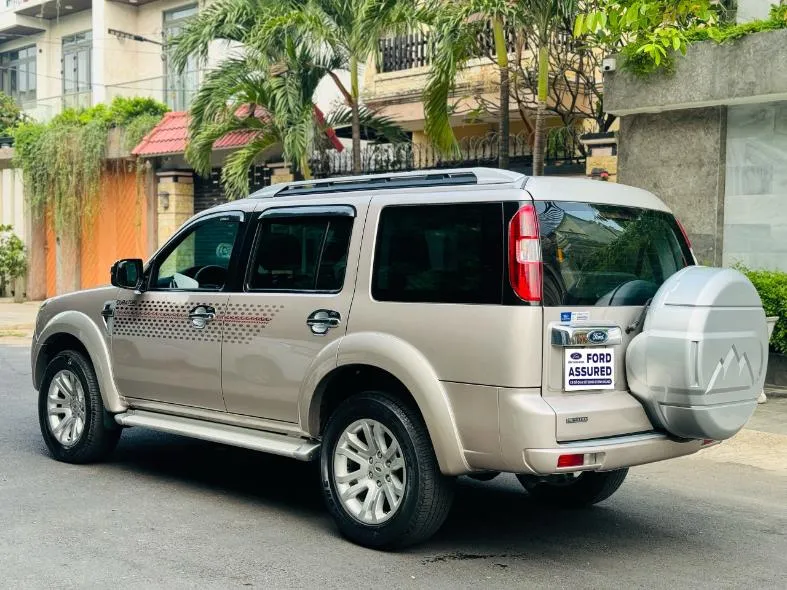 Chi tiết thân xe và cửa xe Everest 2.5L AT