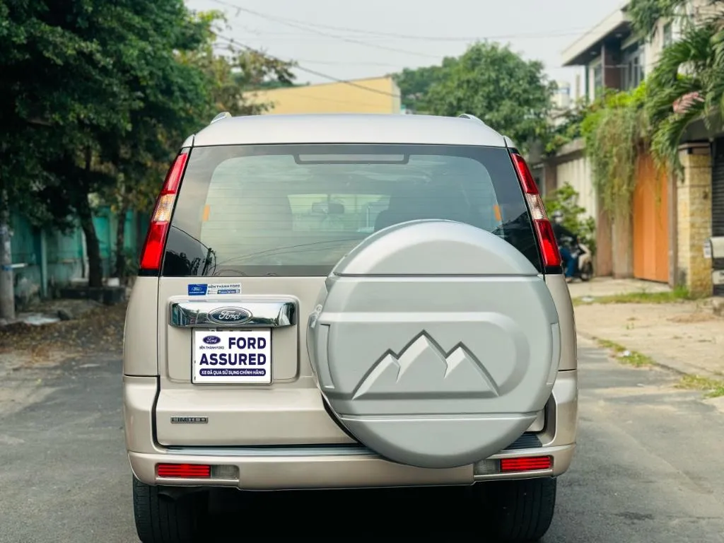 Khoang động cơ Everest 2.5L AT