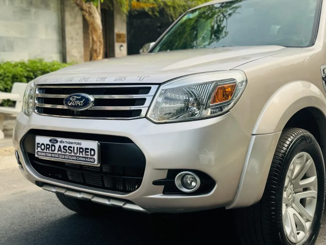 Tổng thể ngoại thất chiếc Everest 2.5L AT cũ