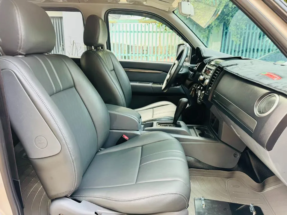 Hàng ghế sau của Ford Everest 2015