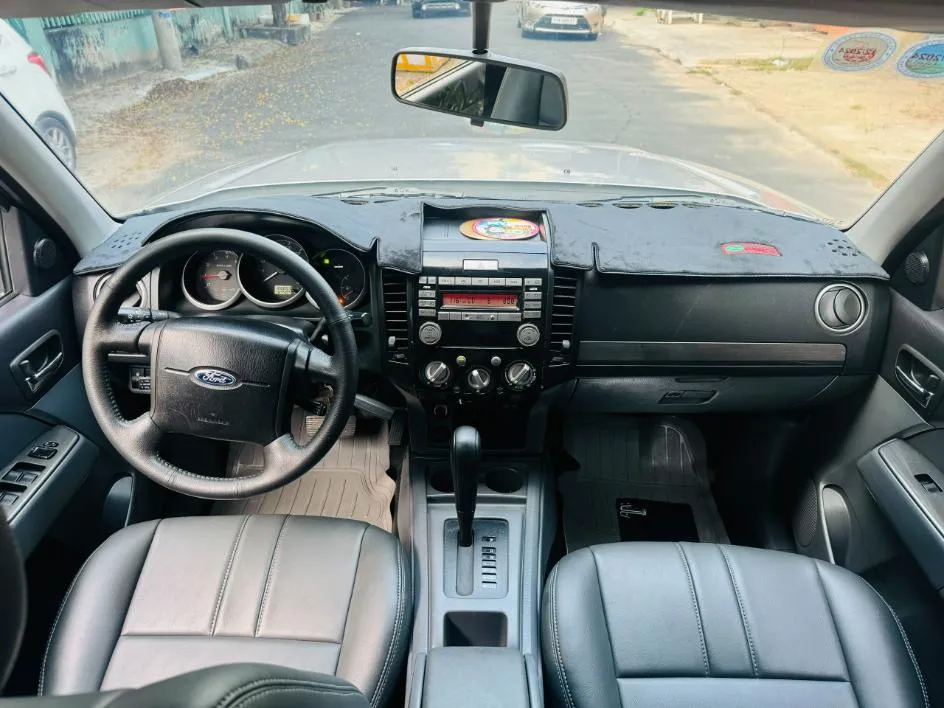 Đồng hồ táp-lô và tay lái xe Everest cũ