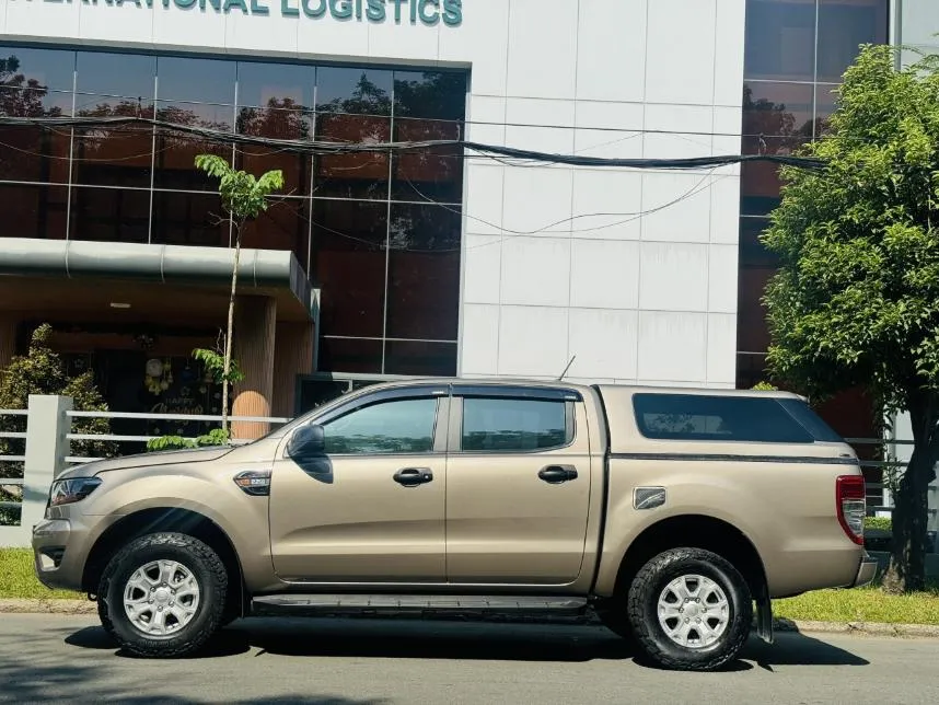 Hình ảnh chụp chi tiết khoang chứa đồ phía sau nắp thùng cao