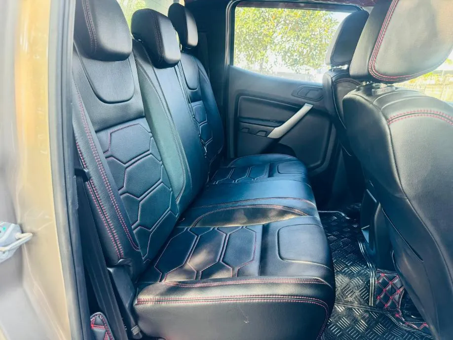 Góc nhìn từ phía sau và bên hông xe Ranger XLS AT 2020